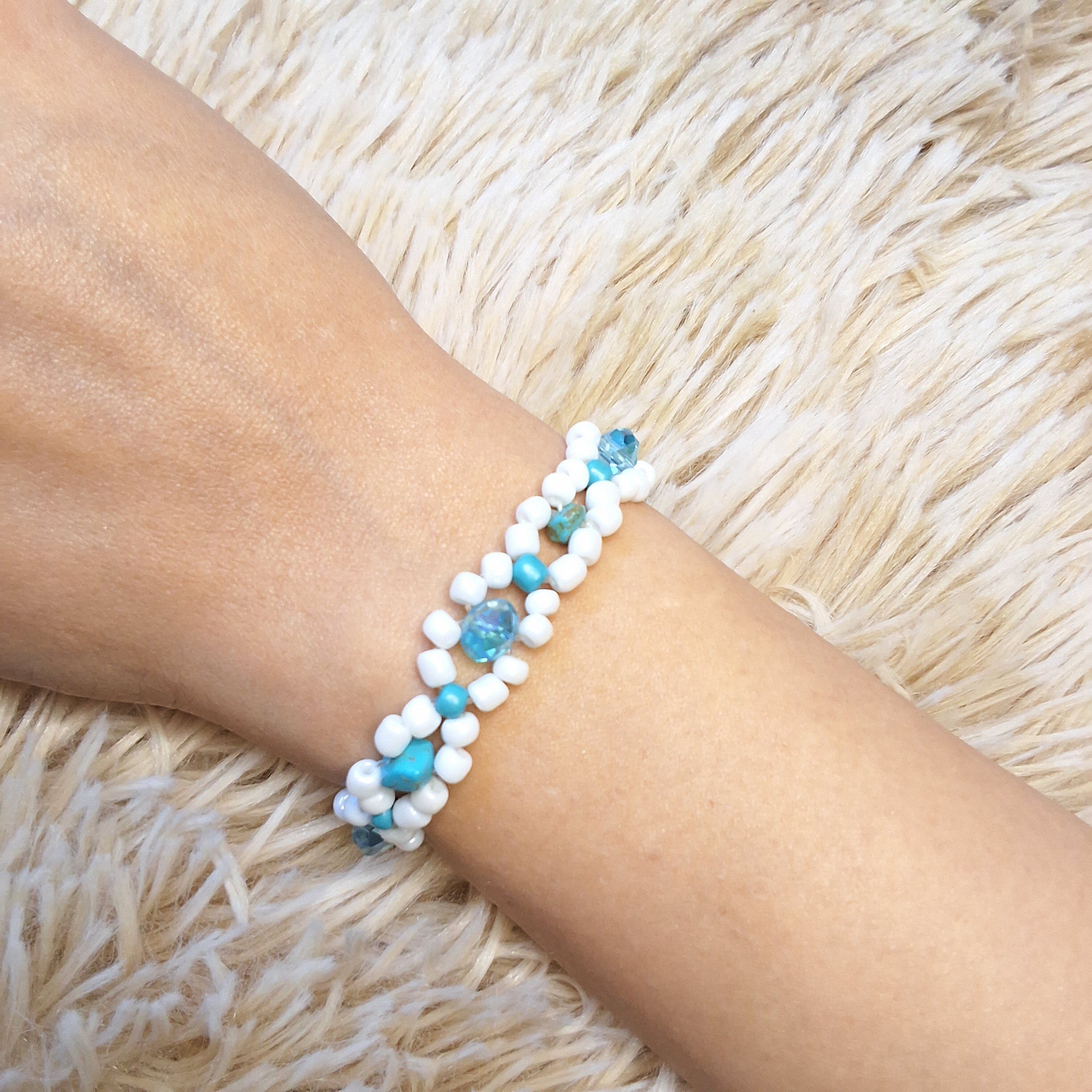 أسوارة الخرز الأبيض المنسوجة مع أحجار الفيروز