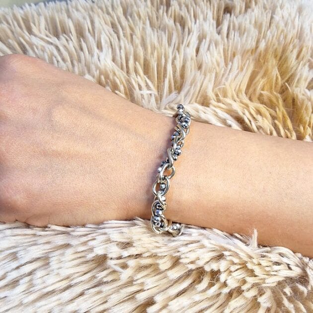 أسوارة جنزير فضي بخرز كريستال مضلع على معصم امرأة