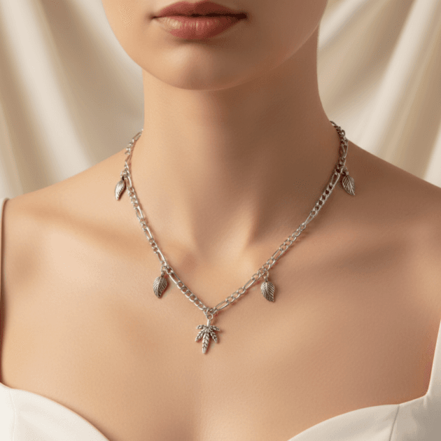 سلسال فضي بقلادات أوراق شجر متدلية على رقبة امرأة