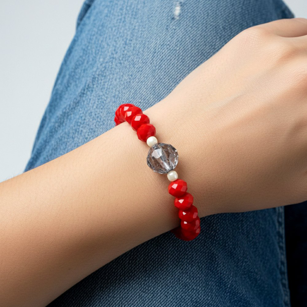 أسوارة خرز أحمر مع حجر شفاف مركزي على المعصم