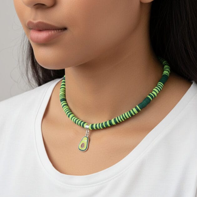 طوق خرز أخضر بتدرجات ملونة مع تعليقة أفوكادو على رقبة فتاة