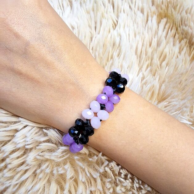 أسوارة خيط بزهور الكريستال الأرجواني والأسود