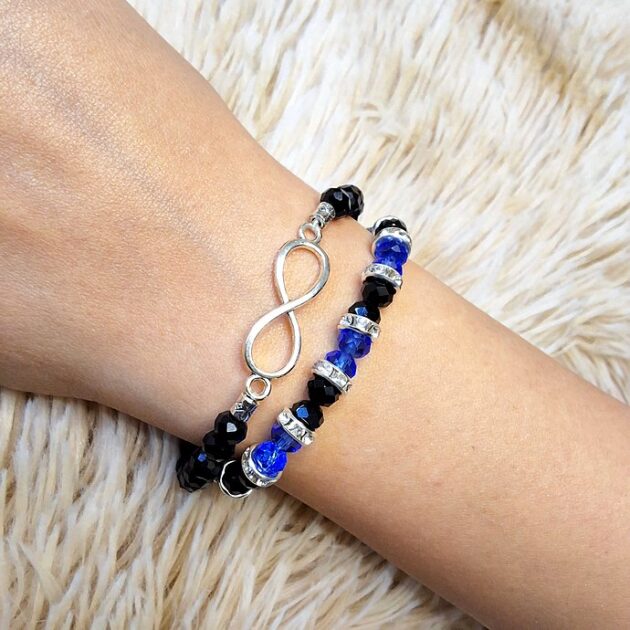 طقم أسوارتين خرز كريستال مضلع باللونين الأزرق والأسود مع تعليقة فضية