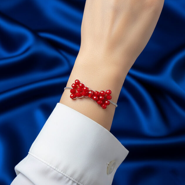 أسوارة فيونكة من الخرز الأحمر بتصميم ناعم على المعصم
