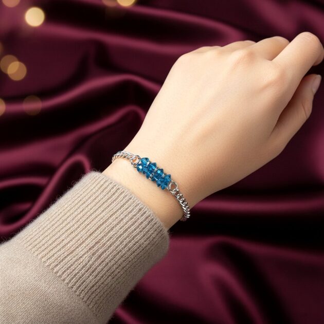أسوارة أحجار زرقاء مشغولة يدويًا بتصميم أنيق على المعصم
