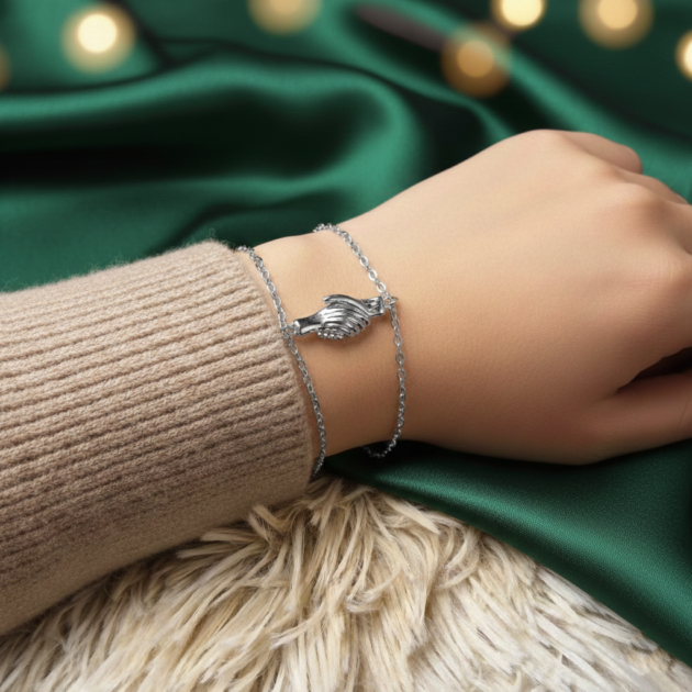 طقم أسوارتين كابلز فضيات بتفصيلة الأيدي المتشابكة على المعصم