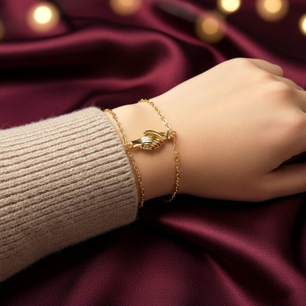 طقم أسوارتين كابلز ذهبي بتفصيلة الأيدي المتشابكة على المعصم