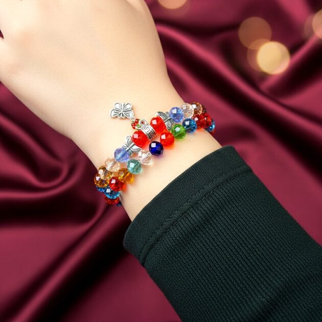 أسوارتين خرز ملوّن مشغولتين يدويًا بتفاصيل لافتة على المعصم