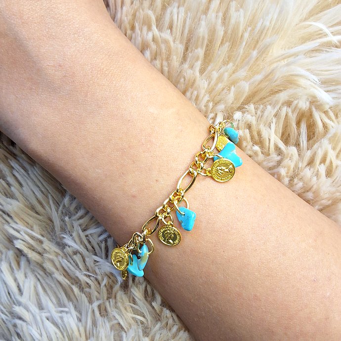 أسوارة ذهبية بتعليقات حجر فيروزي طبيعي وعملات ذهبية