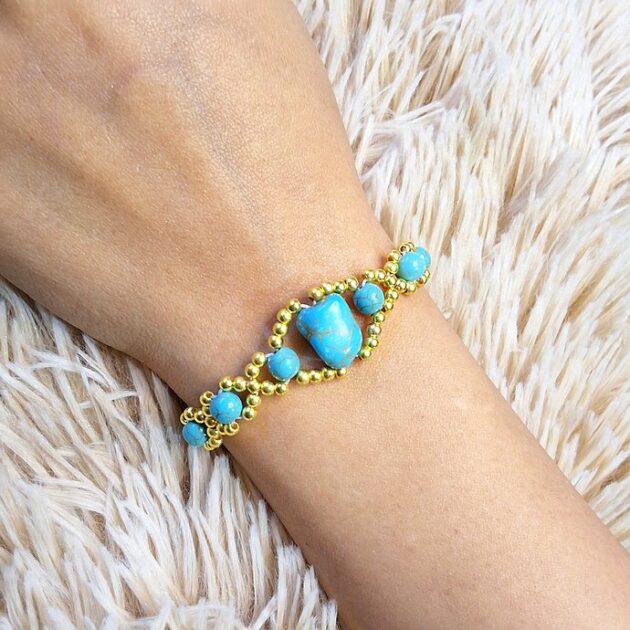 أسوارة أحجار فيروز طبيعية مع خرز كريستال ذهبي ناعم