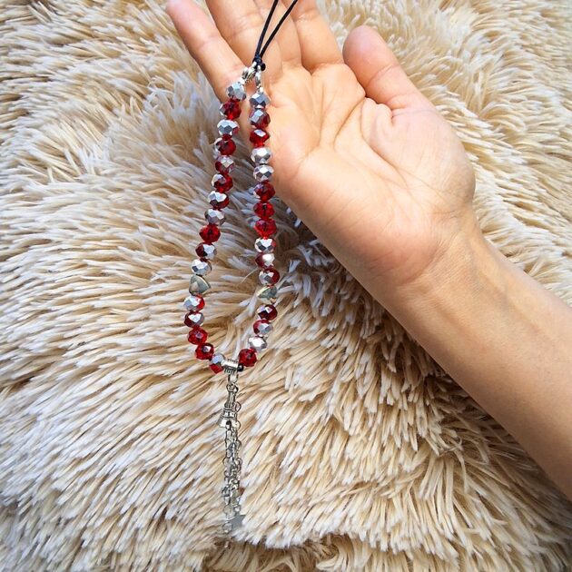 حمالة موبايل خرز كريستال أحمر وفضي مع قلادة برج إيفل وسلاسل نجوم