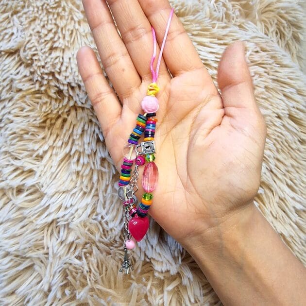 حمالة خرز فينيل ملون مع قلادة قلب وردي وبرج إيفل فضي