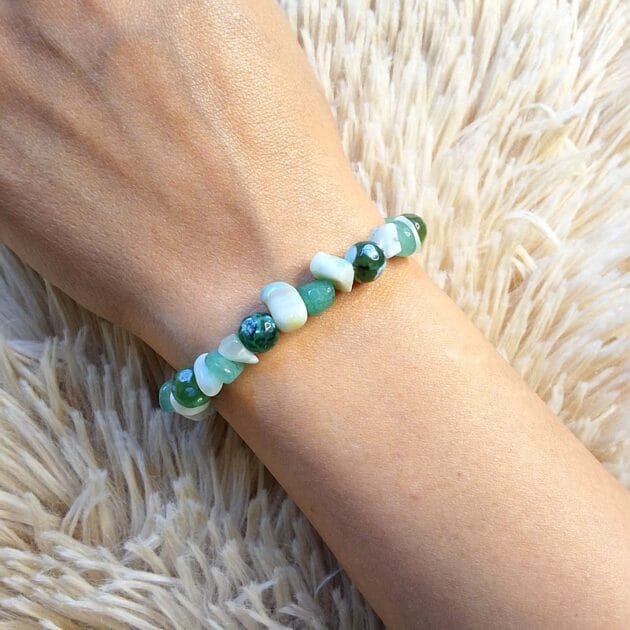 أسوارة أحجار طبيعية خضراء وبيضاء بأشكال كروية وغير منتظمة