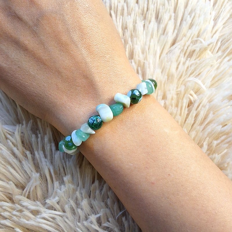 أسوارة أحجار طبيعية خضراء وبيضاء بأشكال كروية وغير منتظمة