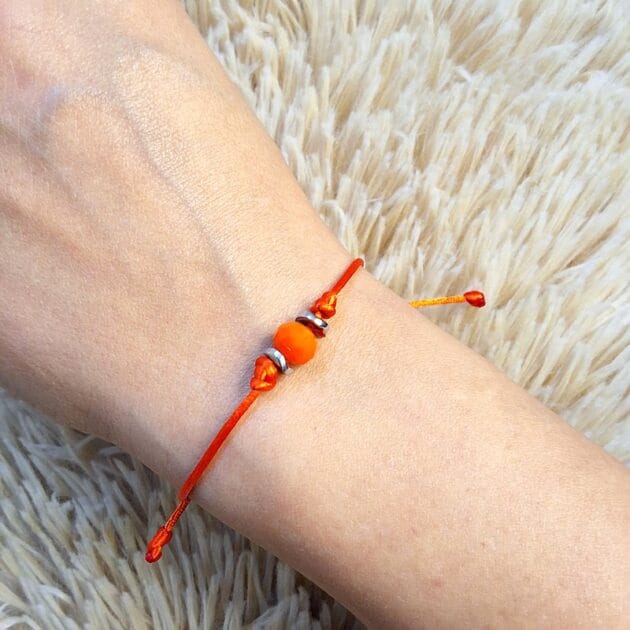 أسوارة خيط برتقالي بخرزة كريستال برتقالية وفواصل فضية دائرية