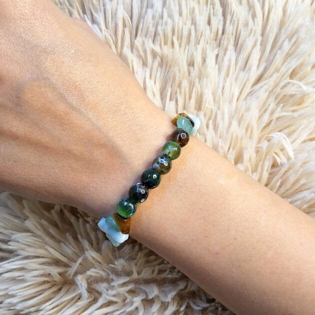 أسوارة أحجار عقيق طبيعية كروية باللون الأخضر مع أحجار كسر بيضاء وعسلية