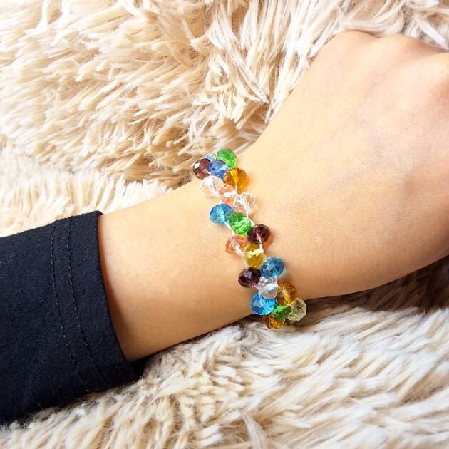 أسوارة خرز كريستال ملون بتصميم متداخل على معصم امرأة