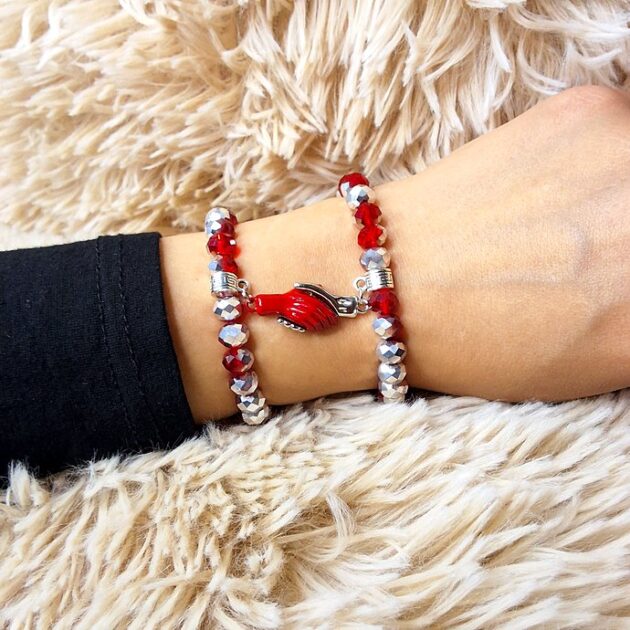 أساور كابل مغناطيسية بخرز أحمر مضلع وقلادة أيدي متصافحة