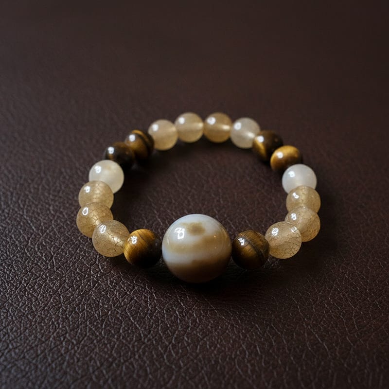 أسوارة خرز من أحجار العقيق الطبيعية وعين النمر على خلفية جلدية