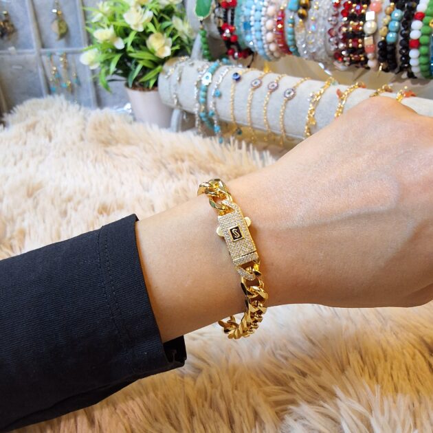 أسوارة موناكو باللون الذهبي ومرصعة بحجر الزيركون اللامع