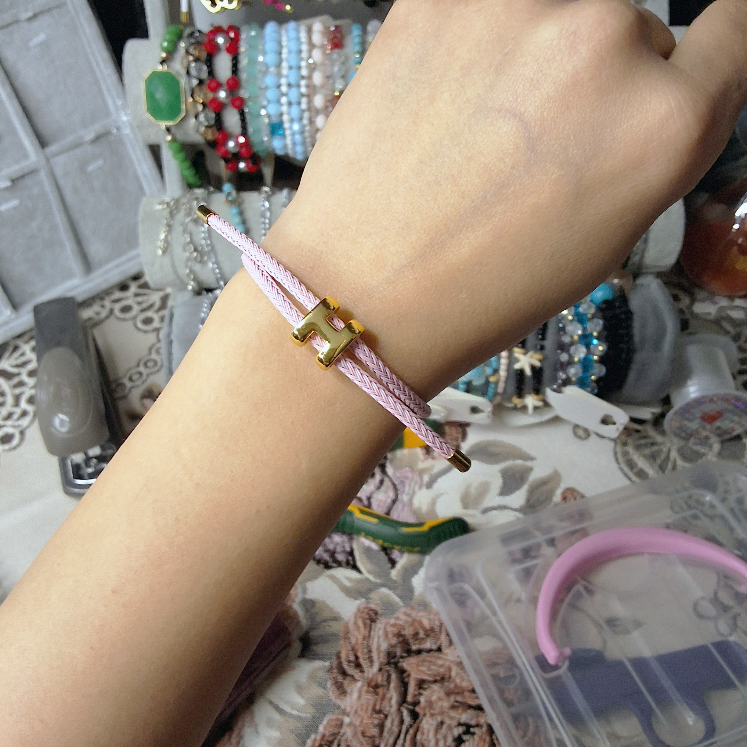 أسوارة هرمز بتفصيل أنيق ولمسة عصرية – متوفرة بستة ألوان - الصورة 6