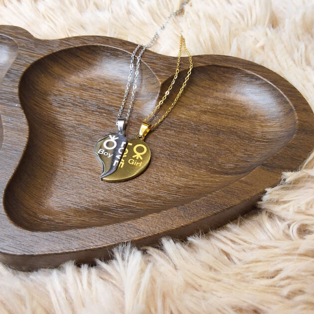 طوق نصف قلب بتصميم رمزي