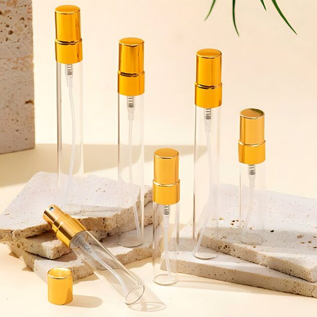 زجاجات عطر شفافة بتصميم أنيق وبخاخ ذهبي لامع يعطي لمسة راقية لأي عطر 🌿