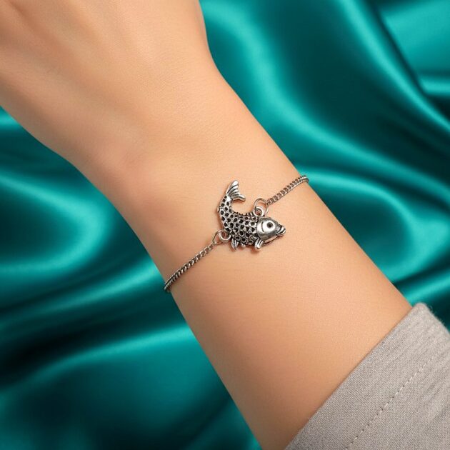 أسوارة سلسلة ناعمة بقلادة سمكة فضية عتيقة ومرصعة