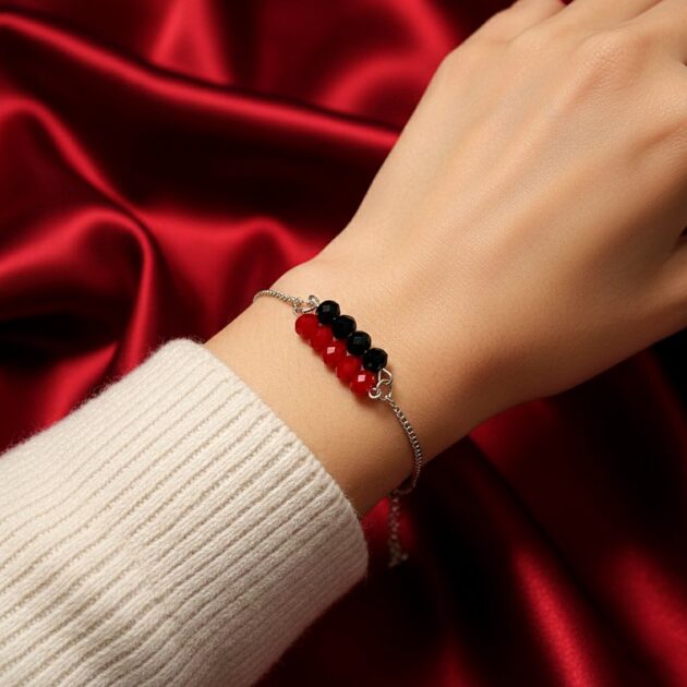 أسوارة فضية بصفوف كريستال أحمر وأسود على معصم امرأة