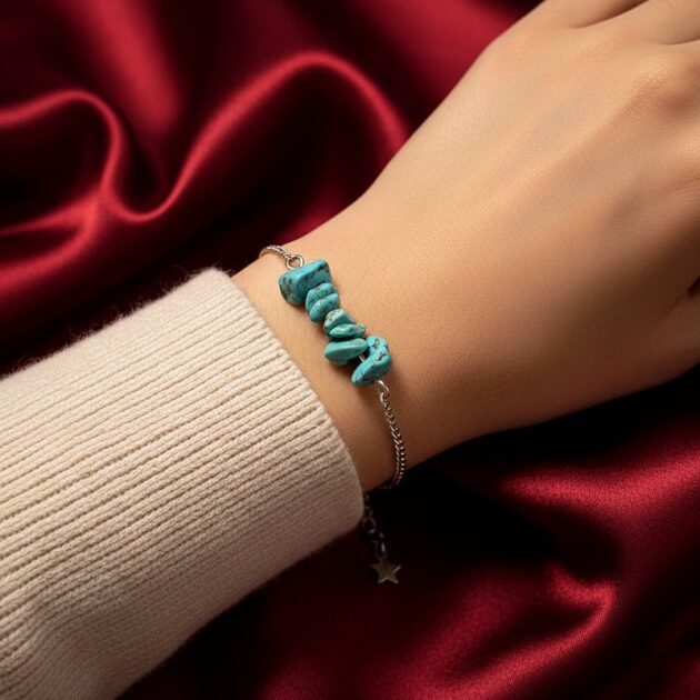 أسوارة فضية بأحجار فيروز طبيعية مكسرة على معصم امرأة