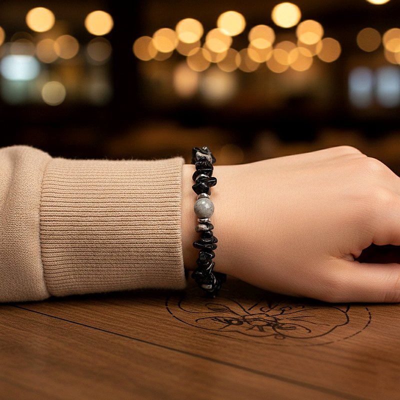 أسوارة أحجار أونيكس سوداء مكسرة وحجر رمادي على معصم امرأة