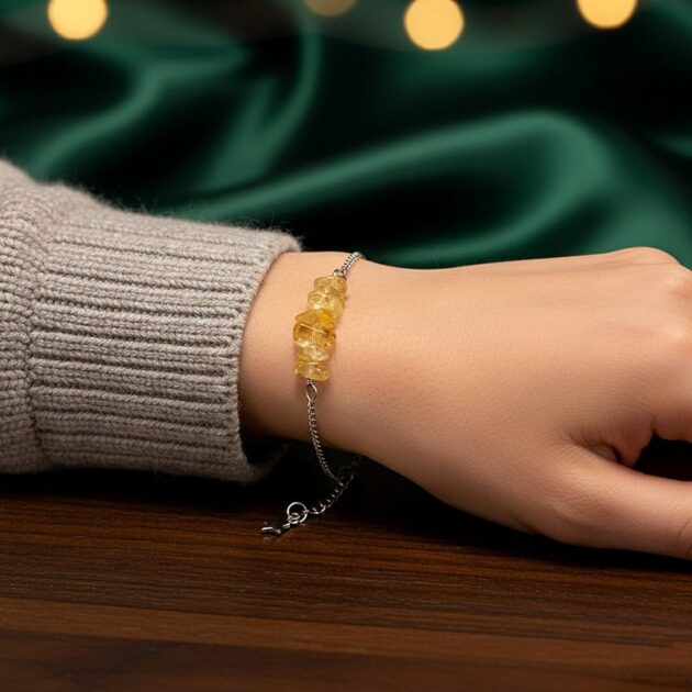 أسوارة فضية بأحجار سترين طبيعية صفراء على معصم امرأة