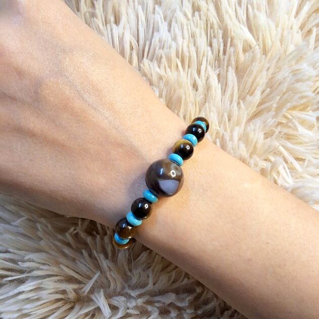 أسوارة حجر طبيعي بني مع فواصل فيروزية بتصميم أنيق