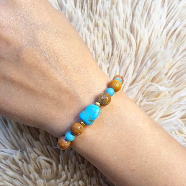 أسوارة حجر فيروزي طبيعي مع أحجار بنية بتصميم أنيق.