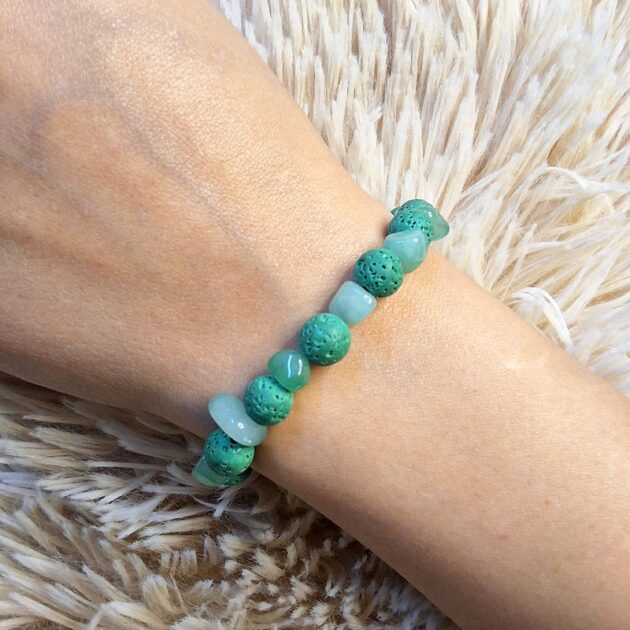 أسوارة حجر بركاني مع حجر طبيعي أخضر بتصميم أنيق.