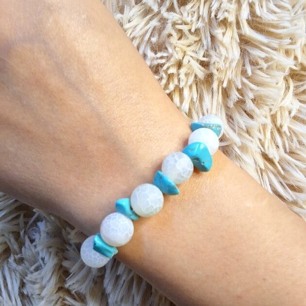 أسوارة خرز فيروز وعقيق أبيض متشقق بتصميم يدوي أنيق.