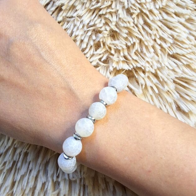 أسوارة حجر طبيعي أبيض بتصميم بسيط وأنيق.