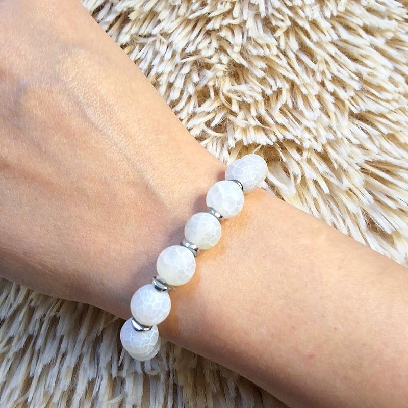 أسوارة حجر طبيعي أبيض بتصميم بسيط وأنيق.