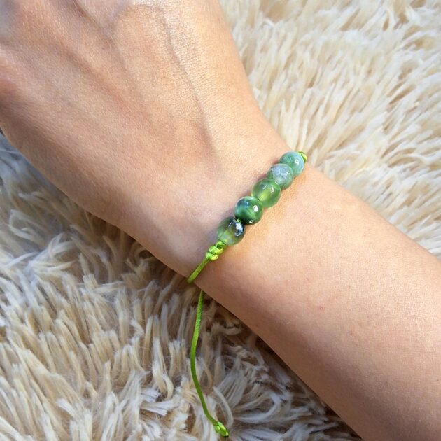 أسوارة خيط بحجر طبيعي أخضر بتصميم بسيط قابل للتعديل.