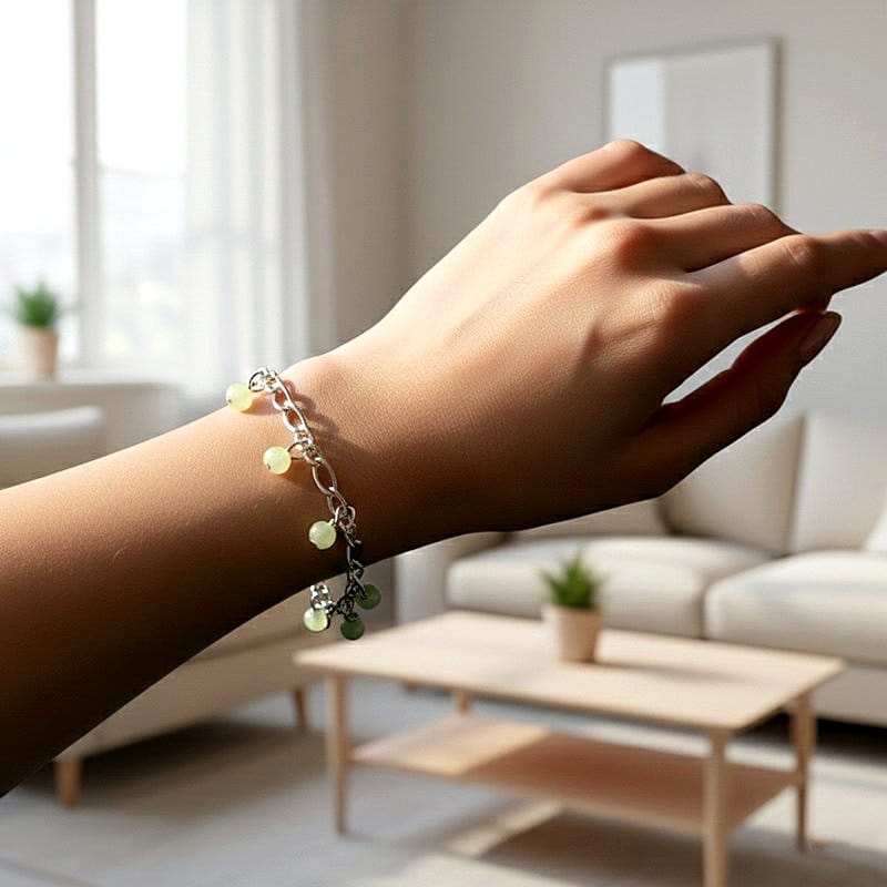 أسوارة فضية ناعمة بقلادات أحجار خضراء فاتحة متدلية