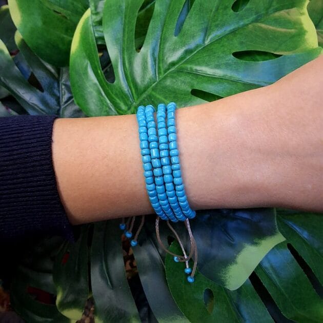 أسوارة خرز أربع صفوف بلون فيروزي أنيق.