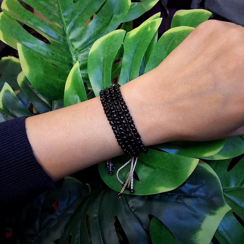 أسوارة خرز أربع صفوف بلون أسود أنيق.