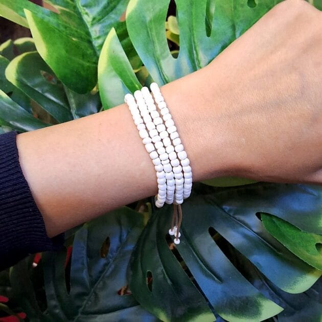 أسوارة خرز أربع صفوف بلون أبيض أنيق.