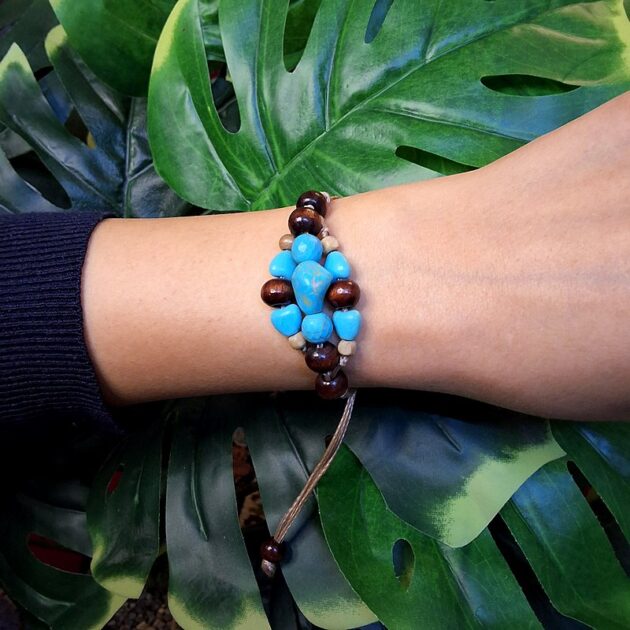 أسوارة حجر فيروزي مع خرز بني بتصميم طبيعي.