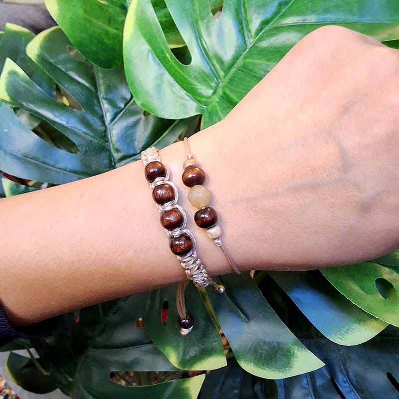 طقم أسوارتين خيط بخرز بني بتصميم فخم.