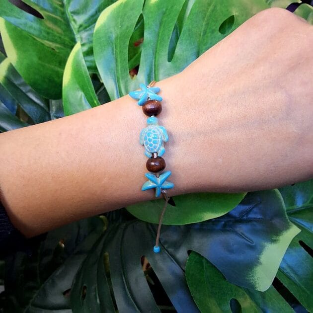 أسوارة خيط بتعليقة سلحفاة فيروزية.