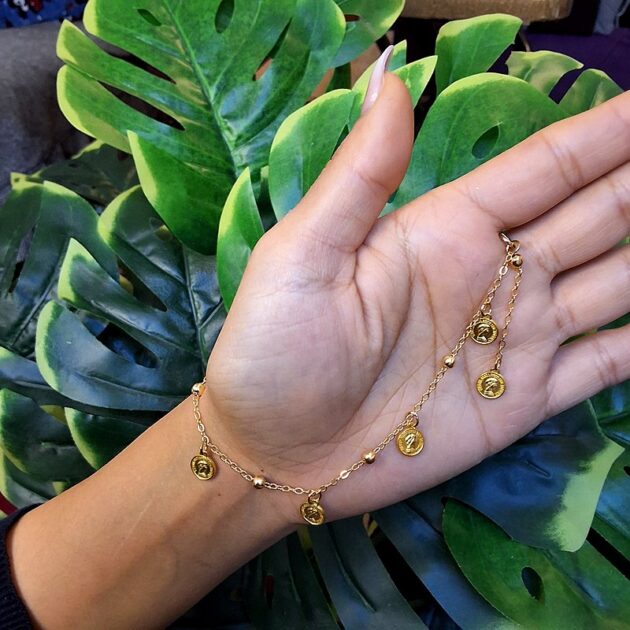 خلخال ذهبي بتعليقات عملات أنيقة.