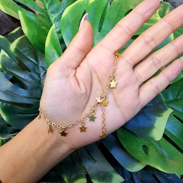 خلخال ذهبي بتعليقات نجوم أنيقة.