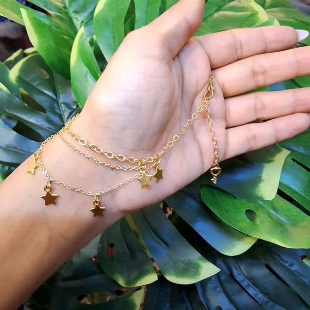 خلخال ذهبي متعدد السلاسل بتعليقات نجوم.