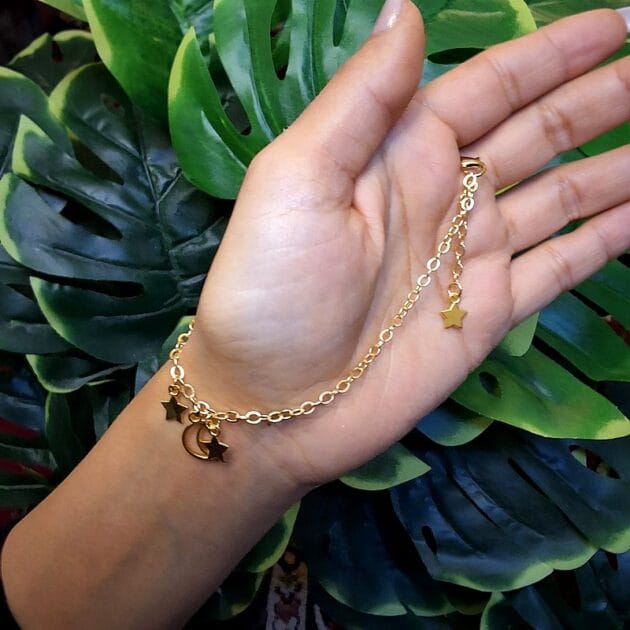 خلخال ذهبي بتعليقة نجمة وهلال.